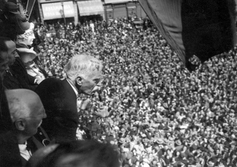 Imatge de Francesc Macià proclamant la República