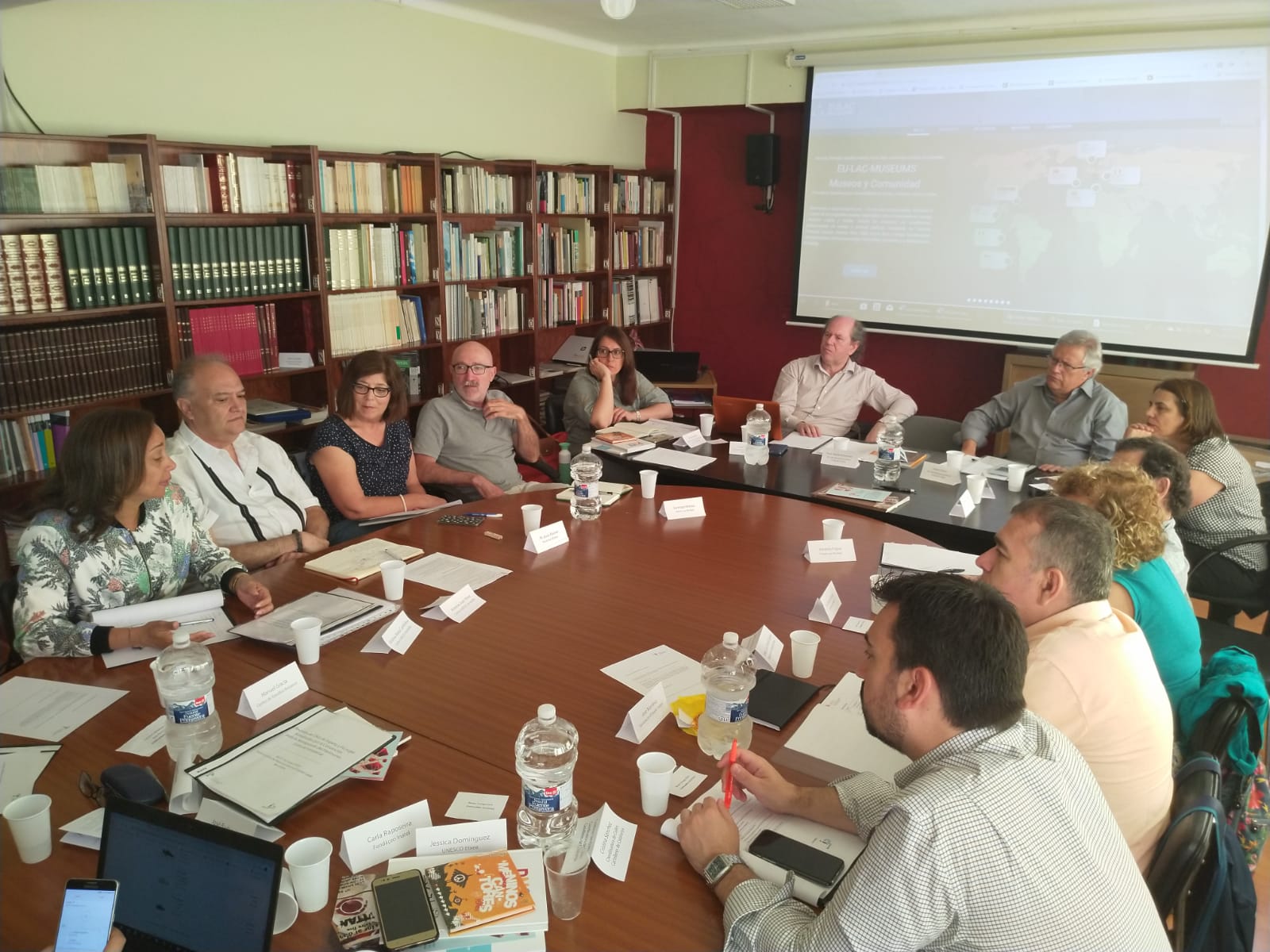 Els participants a la Trobada reflexionant sobre els inventaris de Patrimoni Cultural Immaterial que pot desenvolupar la societat civil