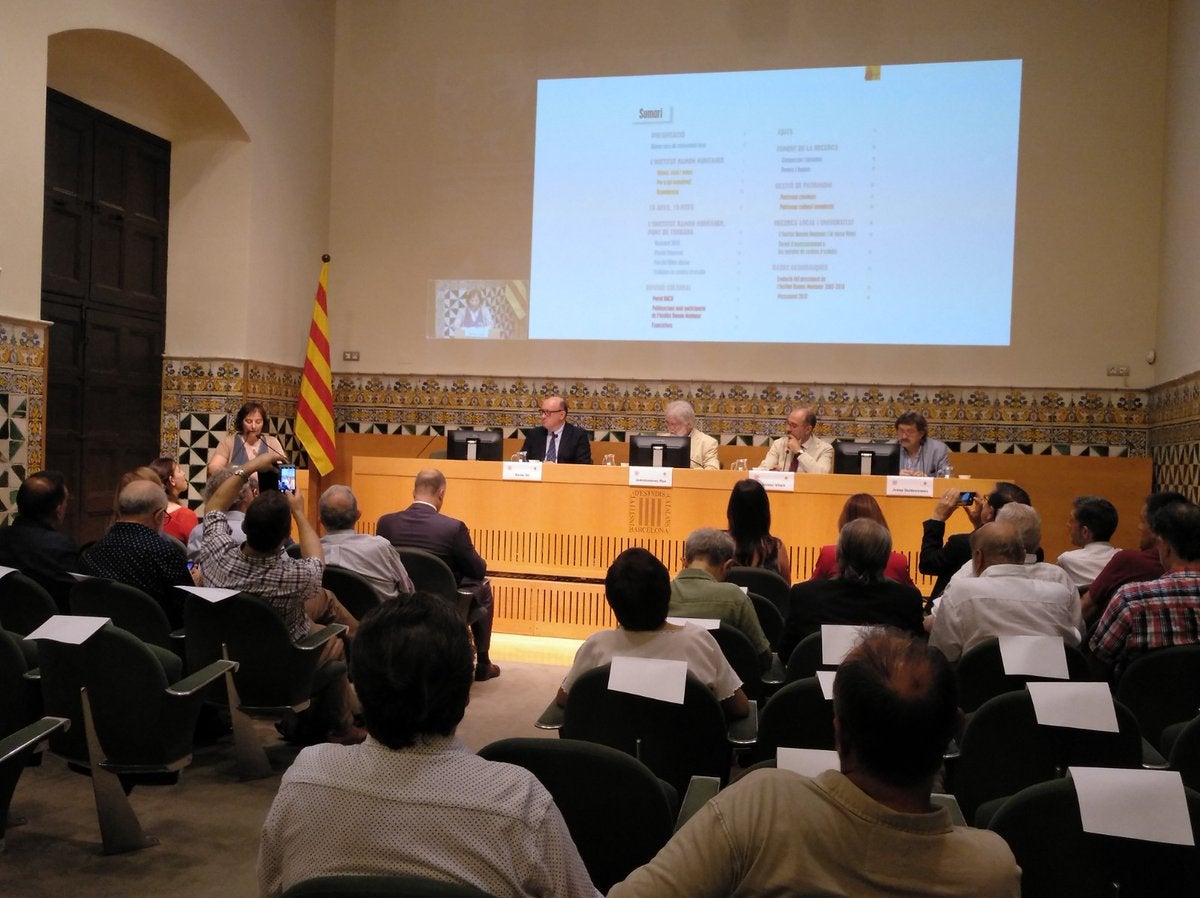 Maria Carme Jiménez, directora de l'Institut Ramon Muntaner, en ple discurs