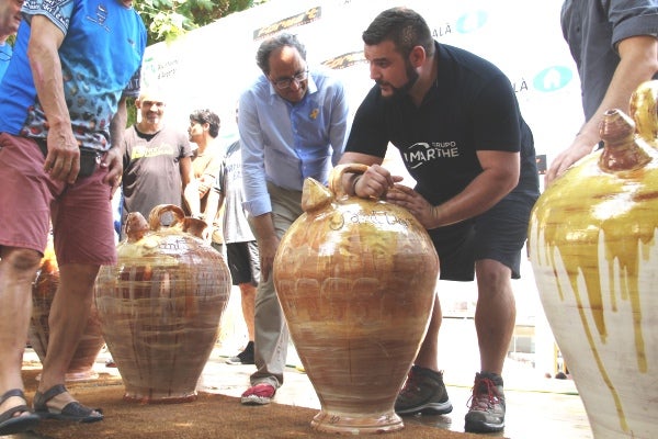 L'Aixecada de Càntirs posa a prova la força i l'enginy dels participants.
