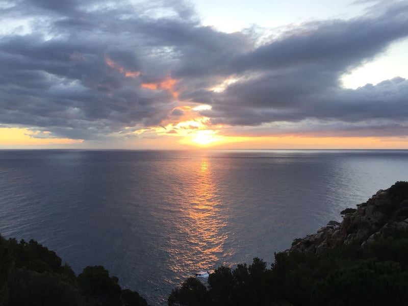 Veure sortir el primer sol de l'any és una tradició a moltes poblacions costaneres