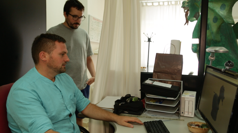 El president de l'Agrupació mirant la recreació d'una figura en 3D