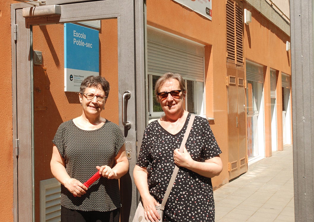 Isabel Costa i Júlia Costa, a la porta de l'Escola Poble-sec