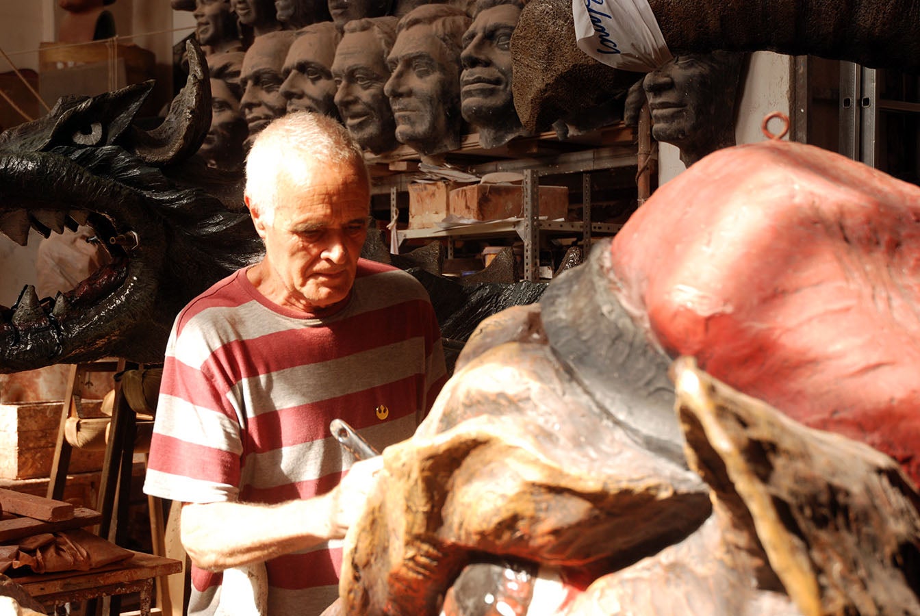 Bona part del dracs, gegants i capgrossos de les festes han sortit de les mans de Ramon Aumedes i del taller Sarandaca