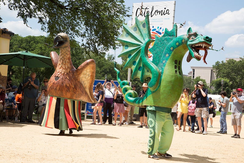 Actuació de L'Arpella del Barri Gòtic i el Drac de l'Agrupació del Bestiari Festiu i Popular de Catalunya a Washington