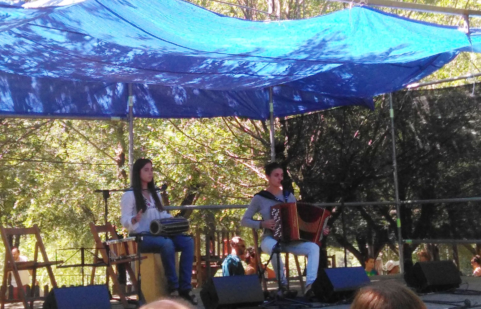 Actuació de Carla Mateo i Roser Gabriel al Pla de l'Església.