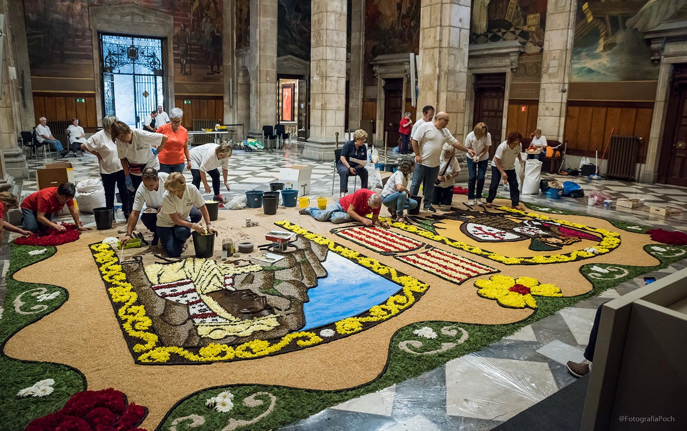 Les catifaires catalanes mostren el seu art al Palau de la Generalitat per la Diada