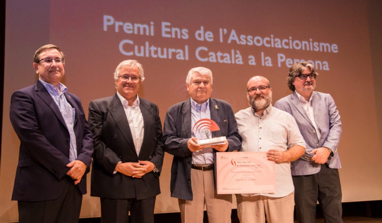 Lliurament del Premi a la Persona a Pere Baltà durant l'acte de lliurament dels II Premis Antoni Carné (2018)