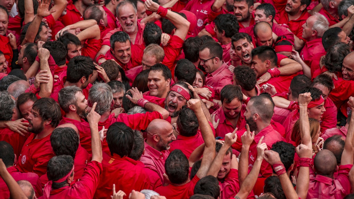 Eufòria de la Colla Vella Xiquets de Valls després de carregar el 3 de 9