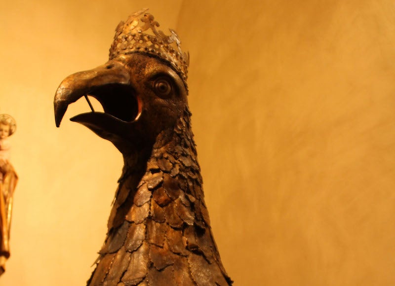 L’Àliga de la Bisbal d’Empordà en una de les capelles de l’església de Santa Maria