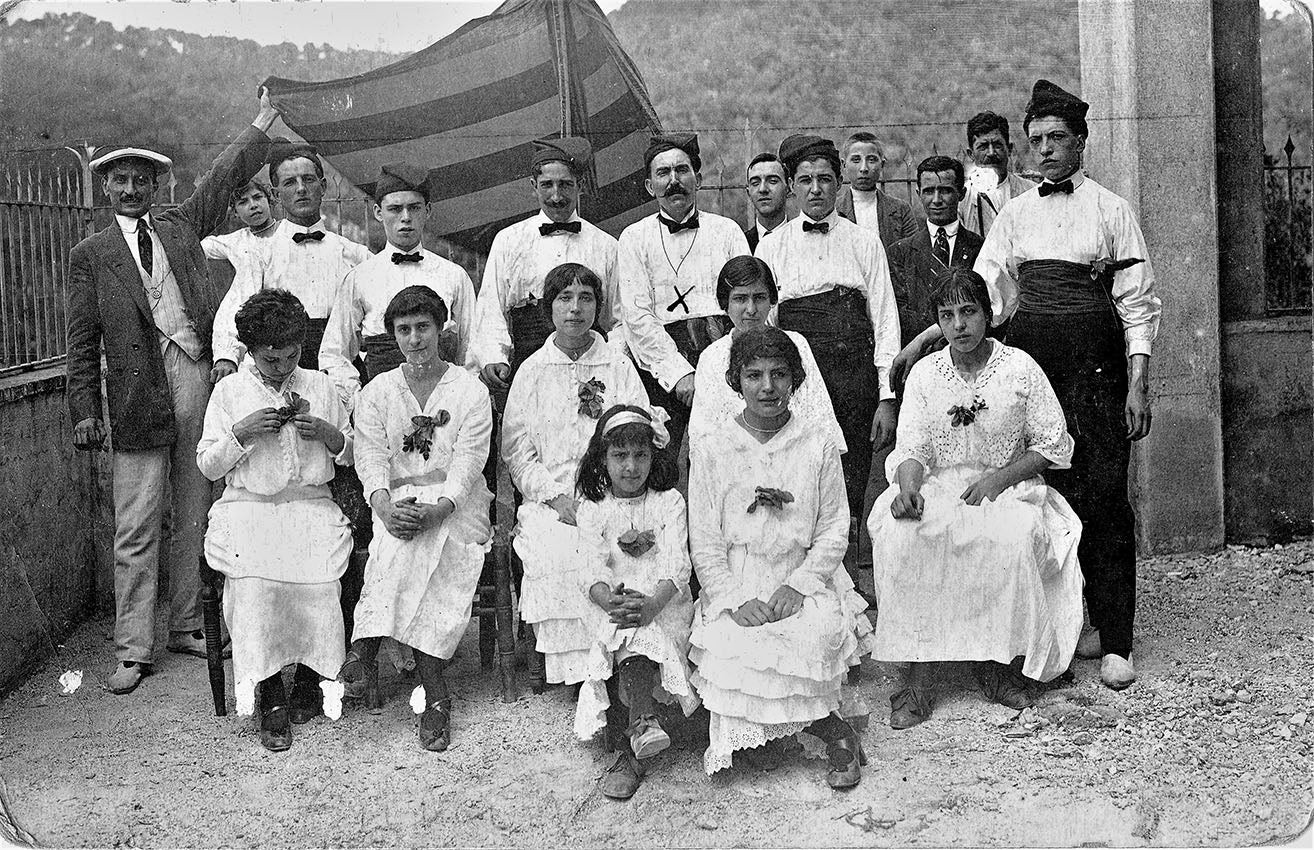 El folklorista pallarès Enric Vigo amb un grup de dansaires
