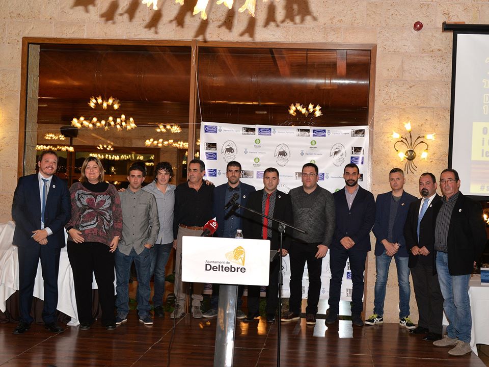 Els representants de l'Agrupació de Penyes i Comissions Taurines amb els guanyadors de la V Gala Taurina, que es va celebrar l'any 2016