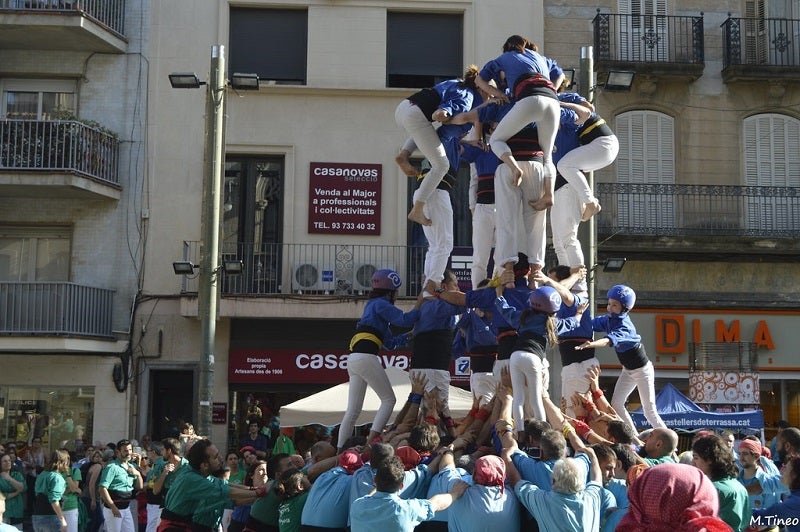 Actuació dels castellers d'Esplugues en la diada local dels castellers de Terrassa de l'any passat.