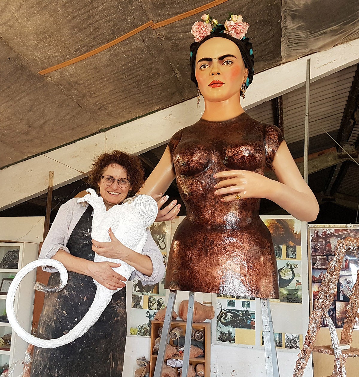 Dolors Sans al taller amb la geganta Frida de Tarragona