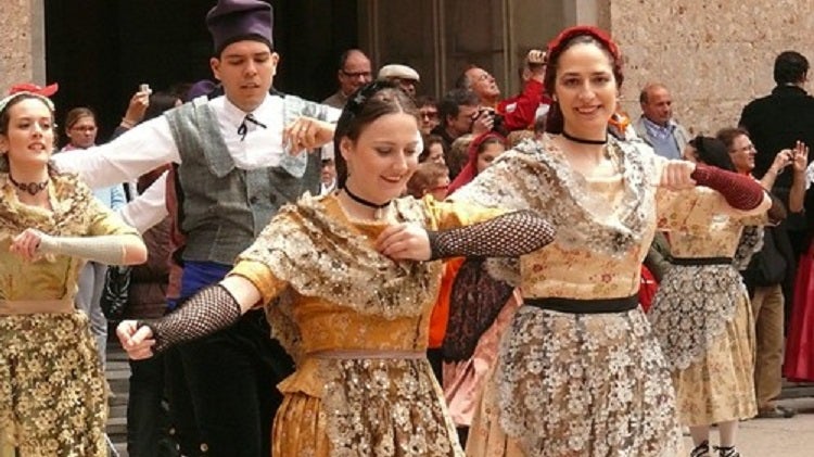 Sota el lema 'Ballarem més que mai', aquest dimecres 29 d'abril diversos esbarts catalans celebraran el Dia Internacional de la Dansa des de casa.