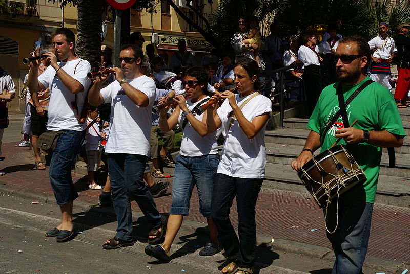 'Grallers als balcons' anima a grallers i timbalers a tocar peces musicals des de casa seva a partir de les set del vespre.