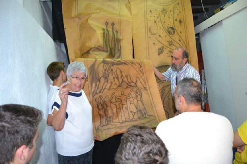 Griselda Karsunke explicant els dissenys dels vestits dels gegants