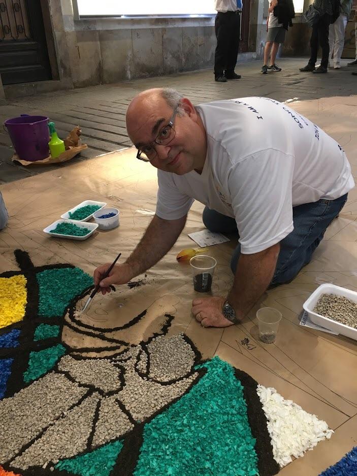 Joan Novell en plena elaboració d'una catifa