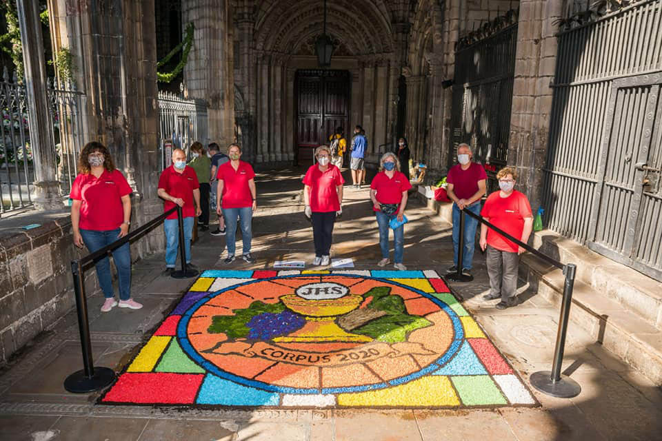 Les catifes del Corpus es van poder veure per primer cop al claustre de la catedral de Barcelona