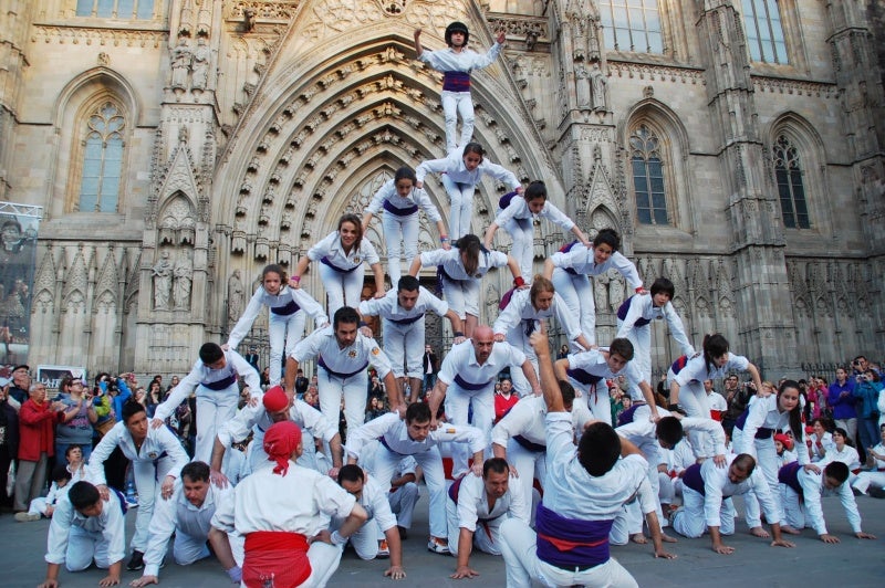 Figura falconera davant la Catedral de Barcelona