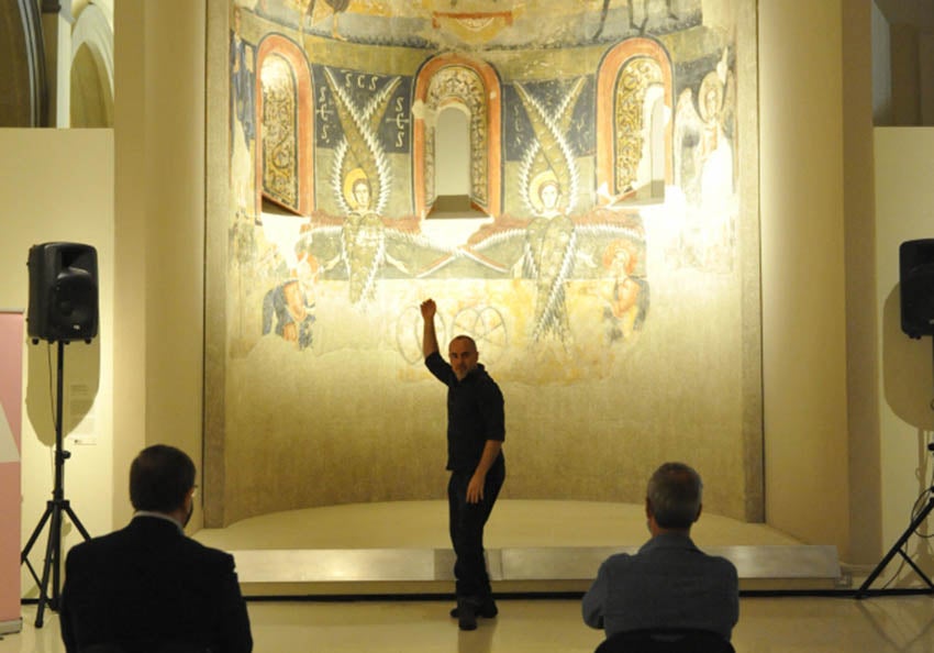 El ballarí Roberto Olivan ballant un fragment Inferno V.I.P., a la presentació del 29è festival Dansàneu al MNAC