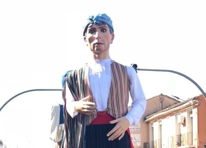 El Tio Paco, un llaurador vestit amb indumentària de finals del segle XIX és el gegant de la federació