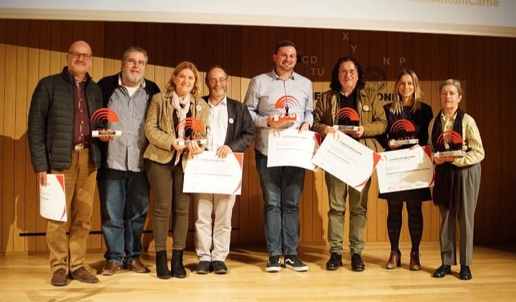 Foto de família dels guardonats en els IV Premis Antoni Carne