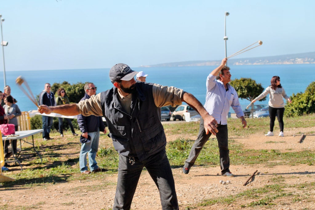 El tir de fona, d’arma mil·lenària a esport federat