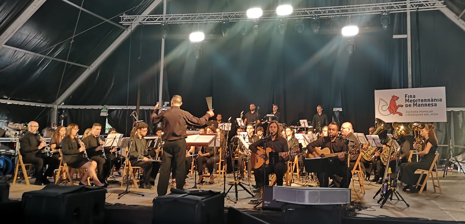 La Banda i Escola de Música La Ginesta amb Marta & Gregori en una actuació dins la Fira Mediterrània