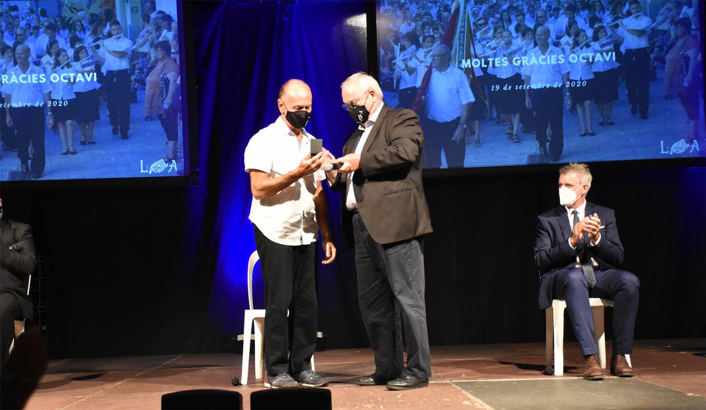 Josep Parés entrega el pin d’Honor a Octavi Ruiz