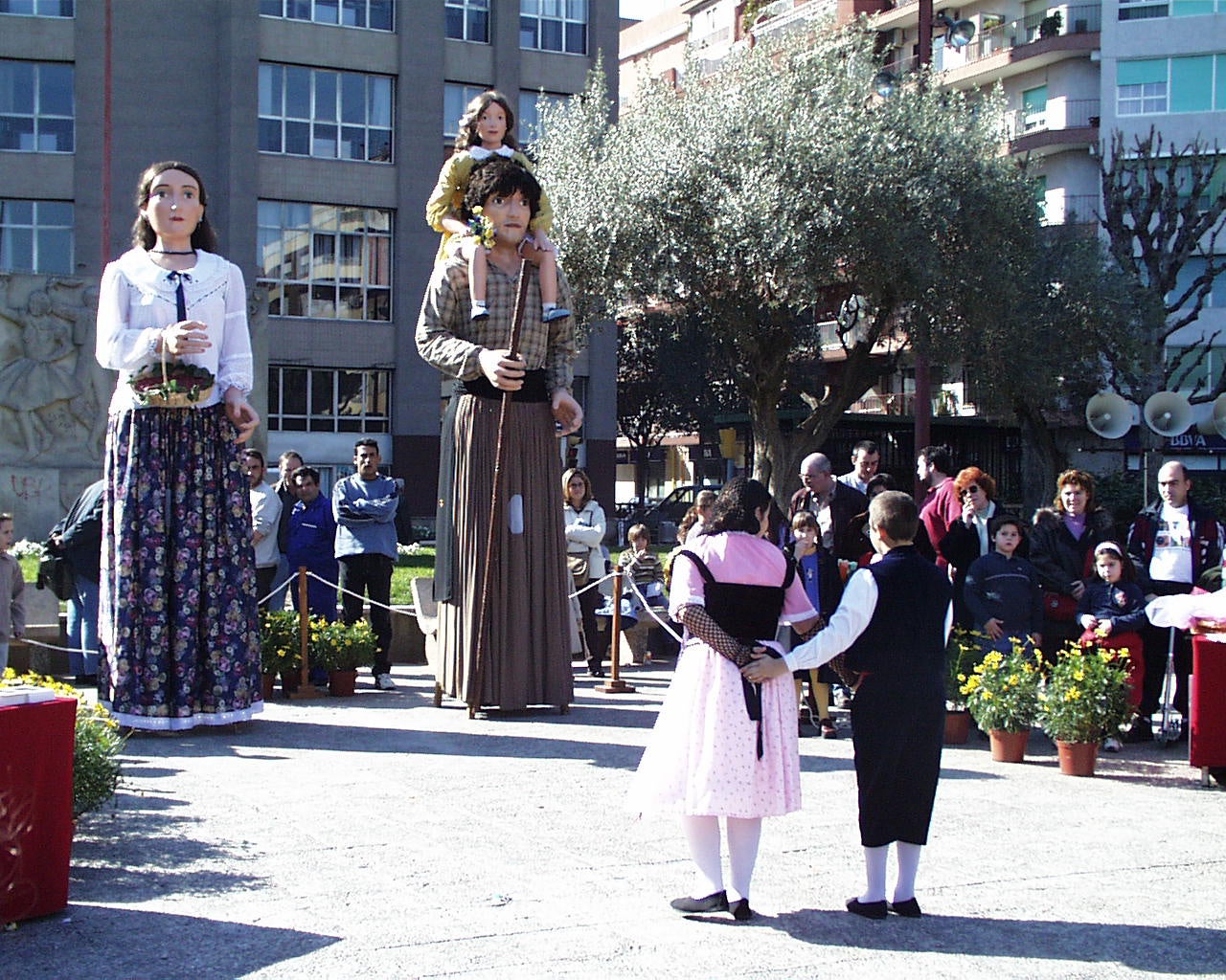 El gegant Adrià, pagès, portant a collibè l'Eulàlia, i la geganta Natàlia