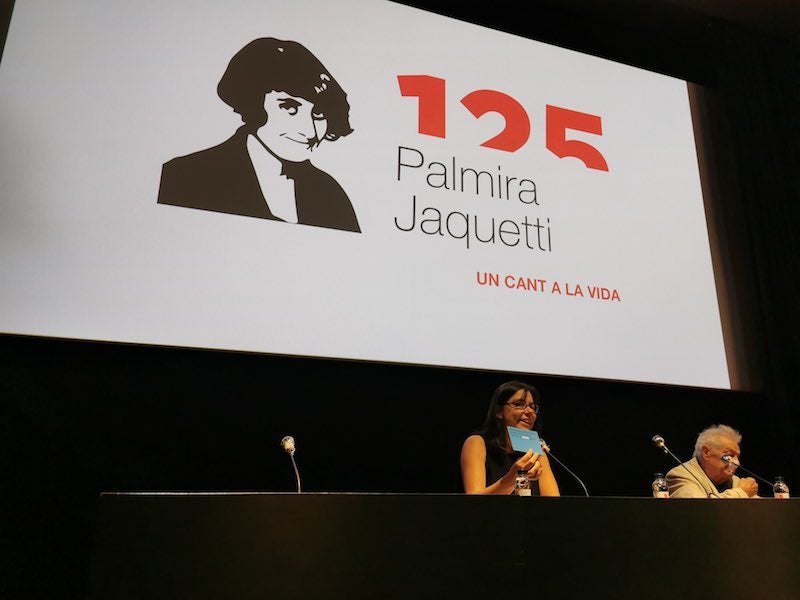 Maria Àngels Blasco donant la benvinguda als assistents, acompanyada d'Artur Blasco