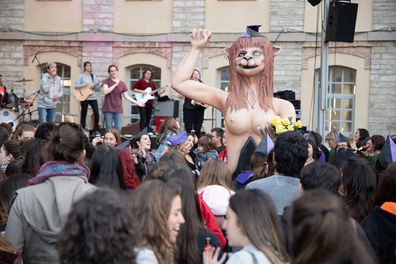 La Miliciana de Cervera, construïda pel Taller La Gàrgola, en plena celebració del Dijous Gras de l'Aquelarre, en el qual les dones són les protagonistes de la festa