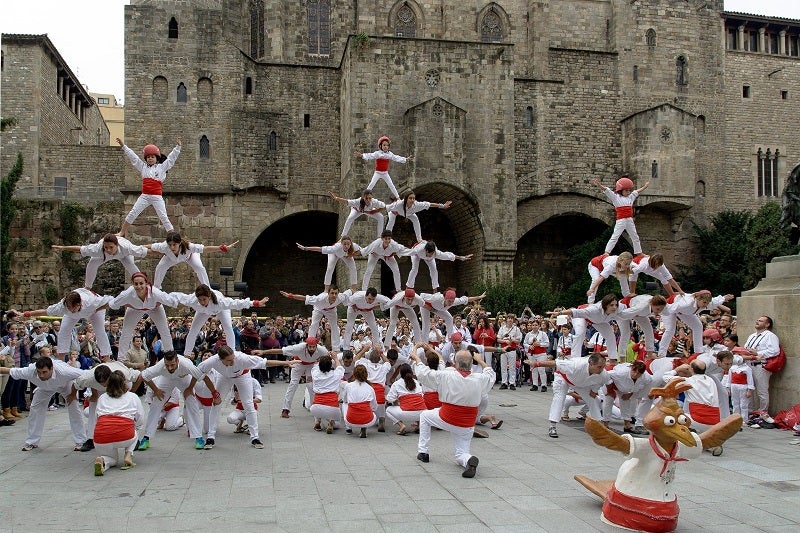 Els Falcons de Barcelona actuant davant de la catedral de la ciutat