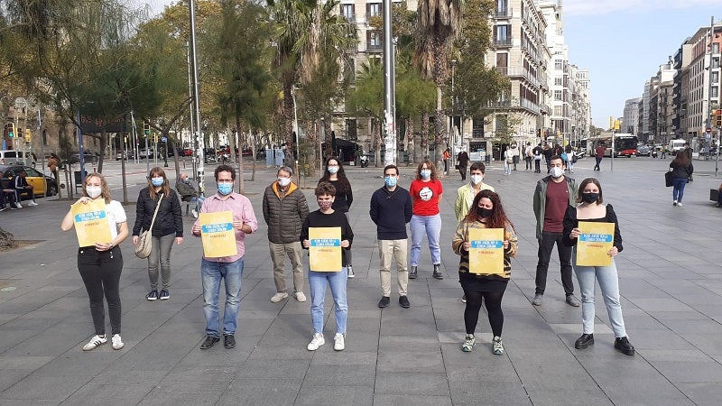 Foto de família dels quinze representants de les entitats que han firmat l'acord