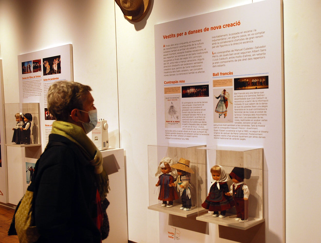L'exposició recull una selecció de nines amb el vestuari de les danses tradicionals i de creació que l’Esbart ha ballat al llarg dels seus 50 anys