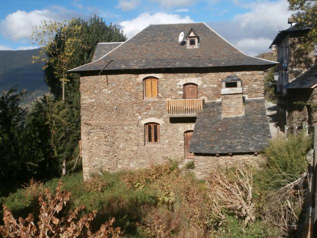 El llibre de Ramon Violant tracta en detall les característiques de l’habitatge al Pallars, com les cabanes, les bordes i els corrals