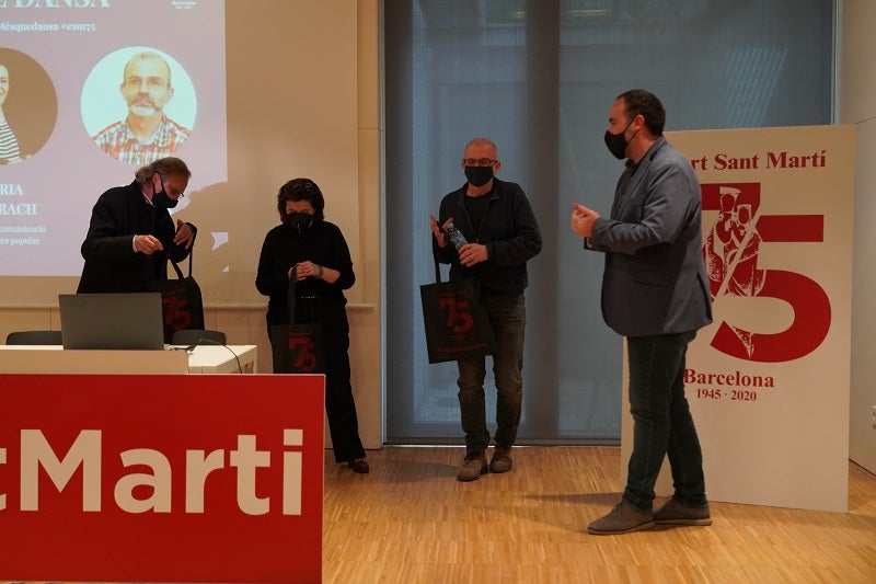 Rafael Solé, president de l'Esbart Sant Martí, donant un obsequi als conferenciants