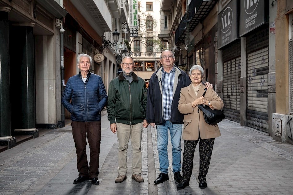 Goya amb Martín i dos socis més. al costat de l'Octubre Centre de Cultura Contemporània