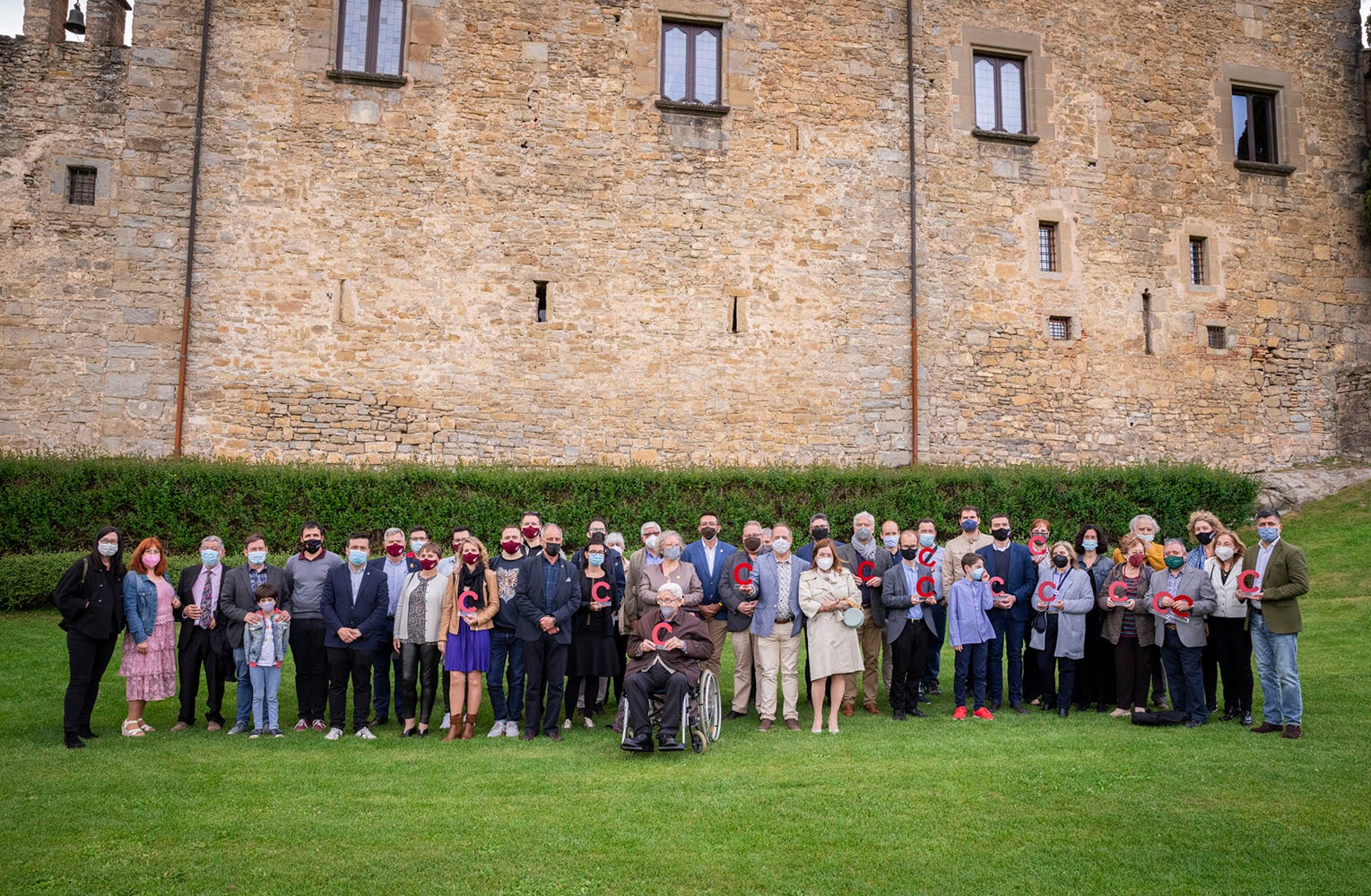 Foto de família dels premiats i guardonats amb la menció d'honor en els Premis