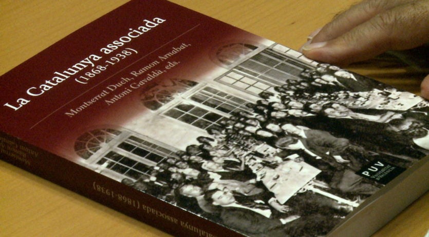 Ofereix un recorregut cultural, però també polític i econòmic, entre l’esplendor i la crisi per la guerra civil
