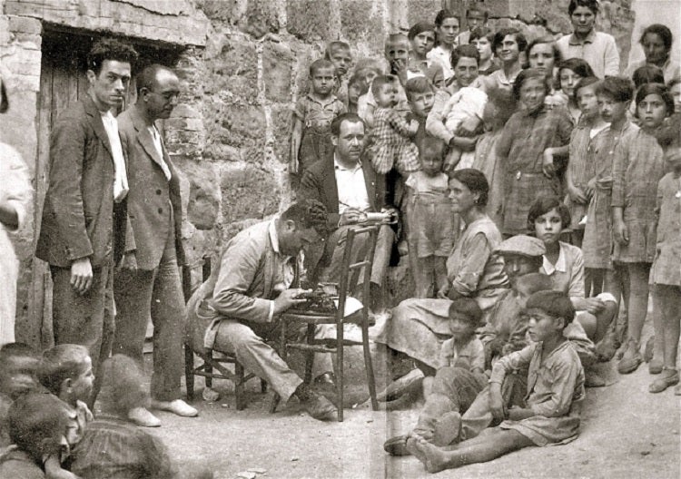 Joan Amades i Joan Tomàs recollint cançons a Balaguer l'any 1927