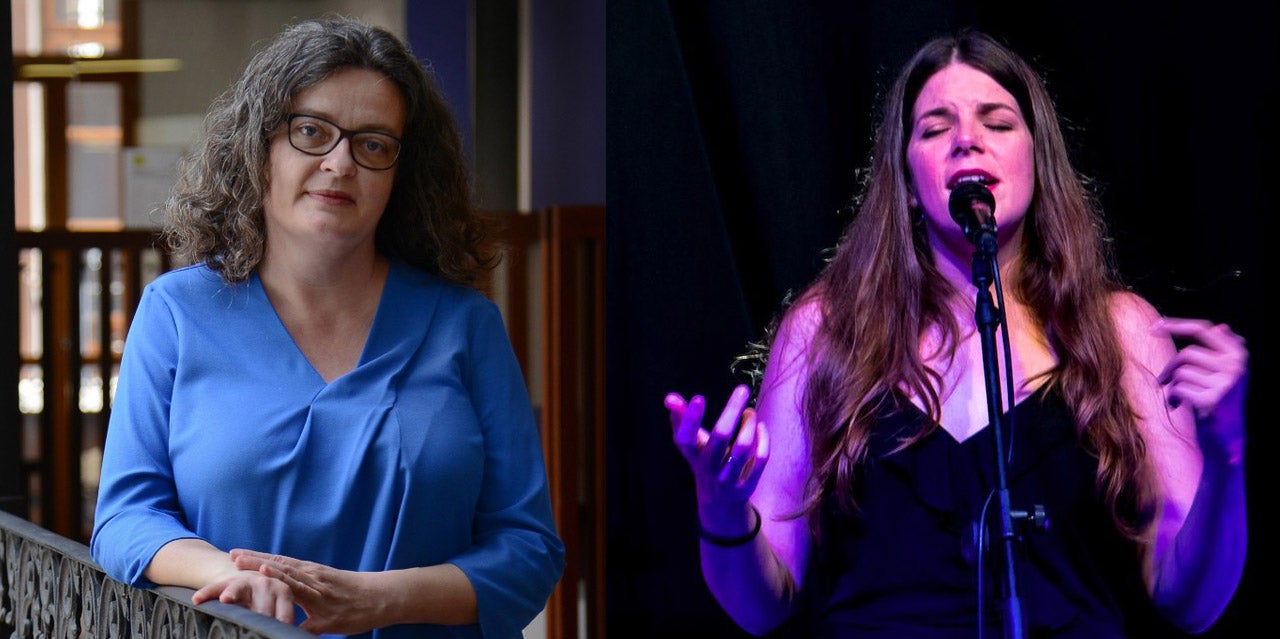 La presidenta de l'ACPV Anna Oliver i la cantautora Noèlia Llorens