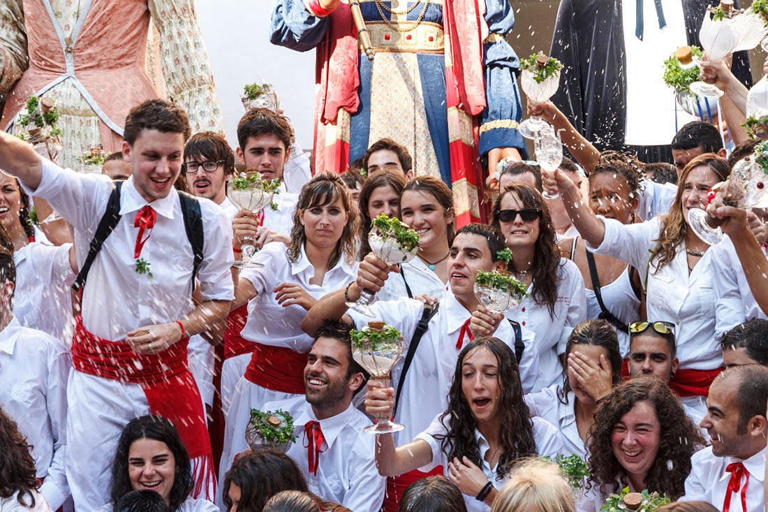 La diada de Sant Roc té com a grans protagonistes a macips, macipes i captadores