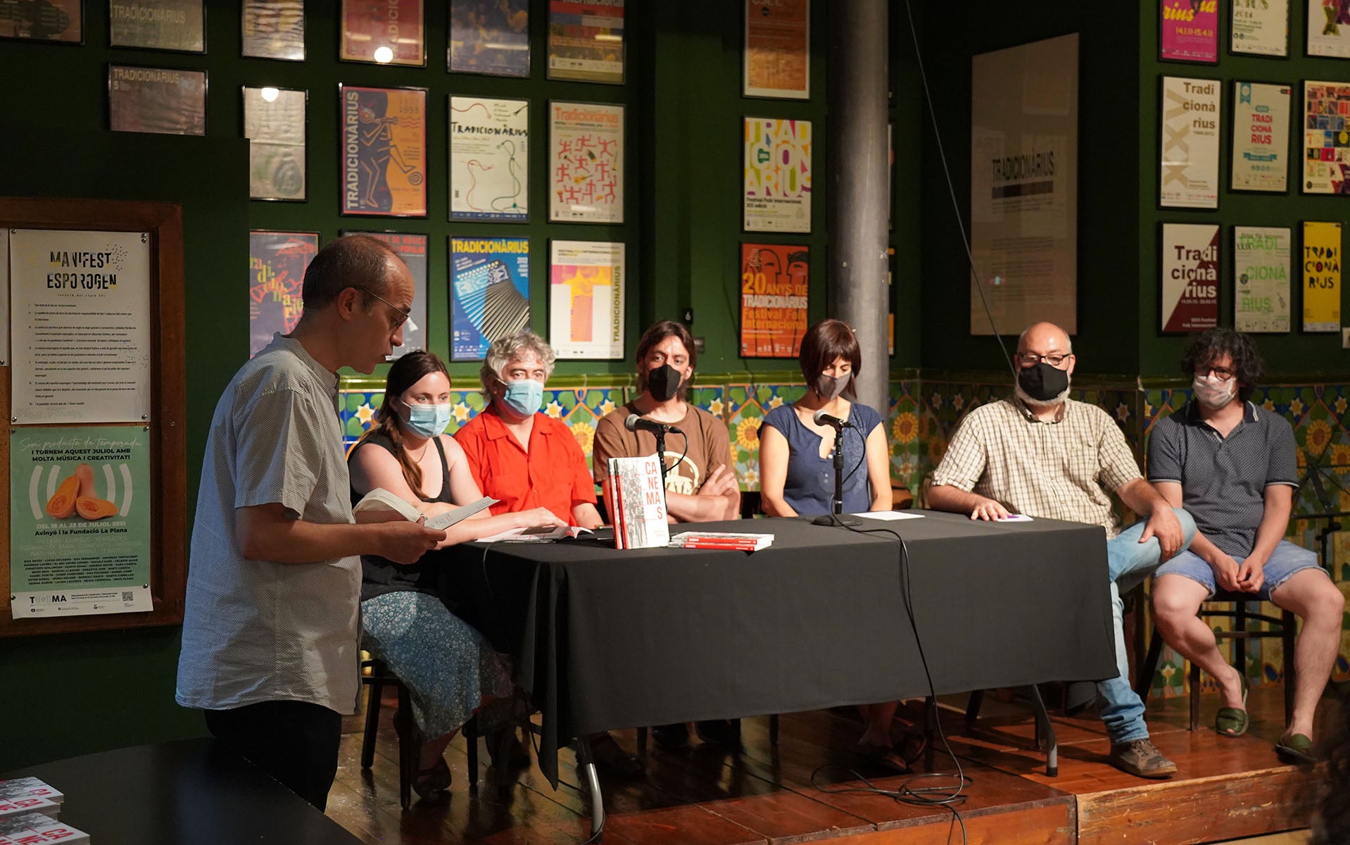 Toni Serés, director del Canemàs, va presentar la directora i els articulistes del dossier central