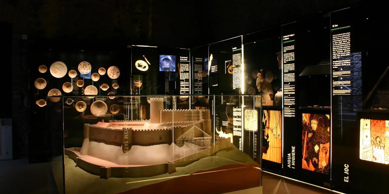 El centre ofereix al visitant nous espais que completen el recorregut amb sales sobre el model industrial de la comarca