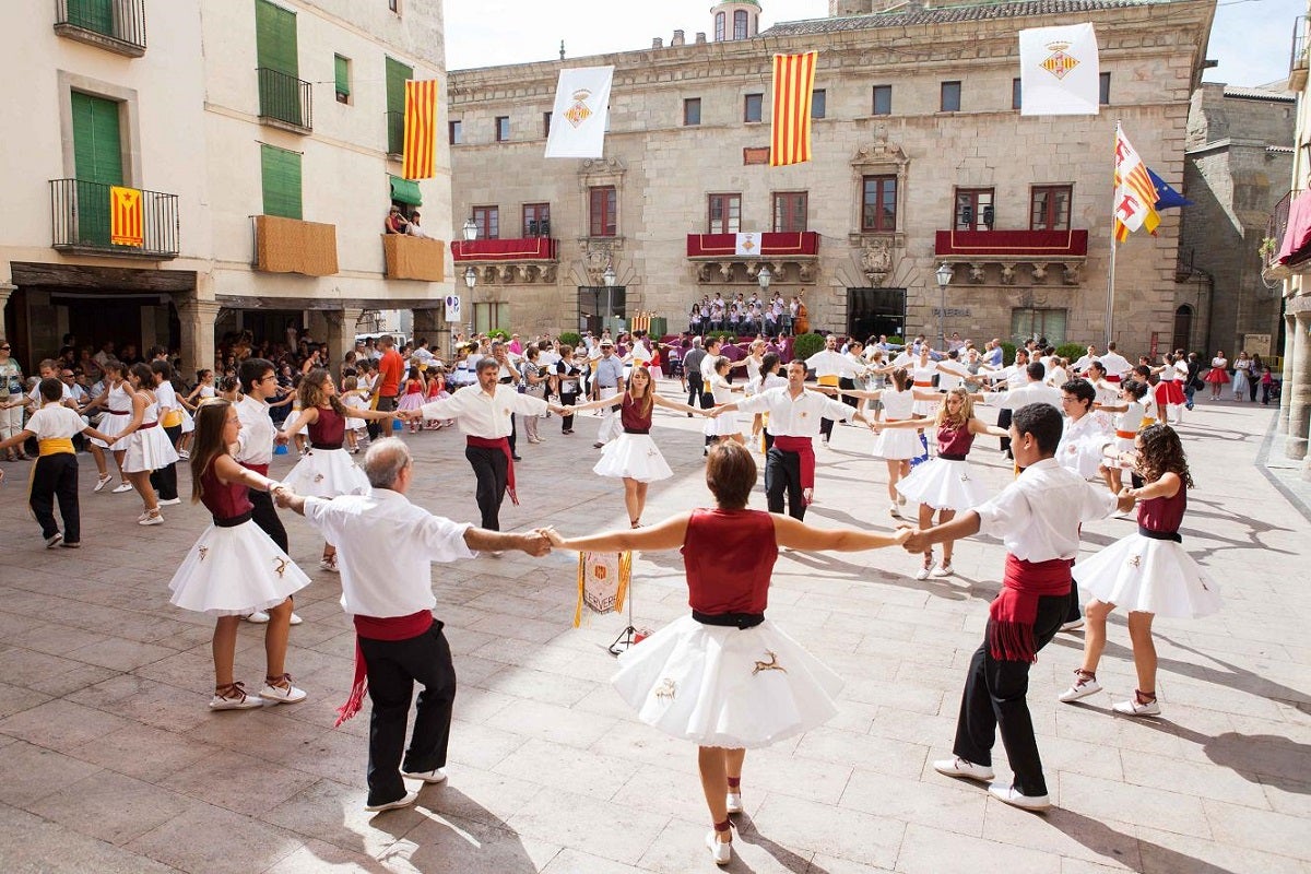 Olot, Mollerussa, Terrassa i Girona acolliran les següents trobades del concurs de sardanes revesses