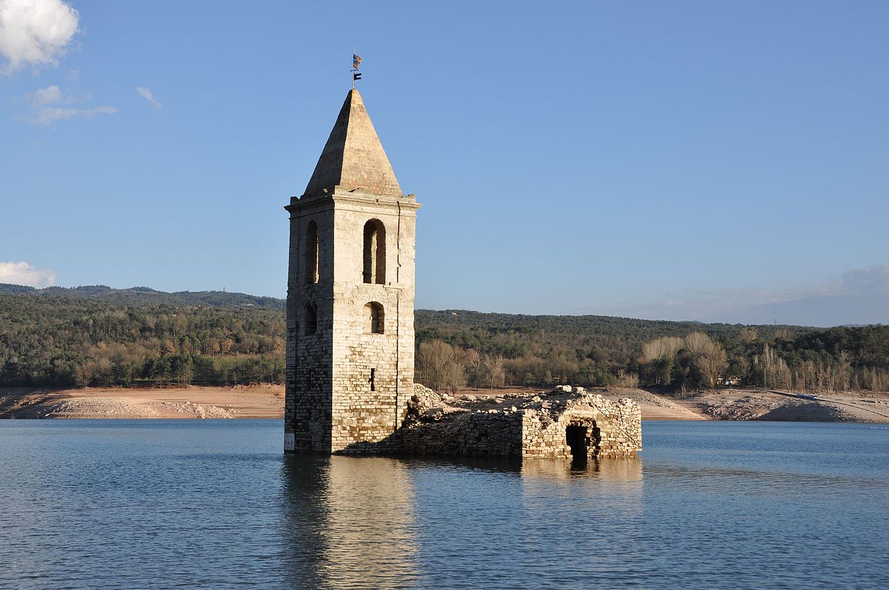 L'església de Sant Romà de Sau sobresurt de les aigües del pantà