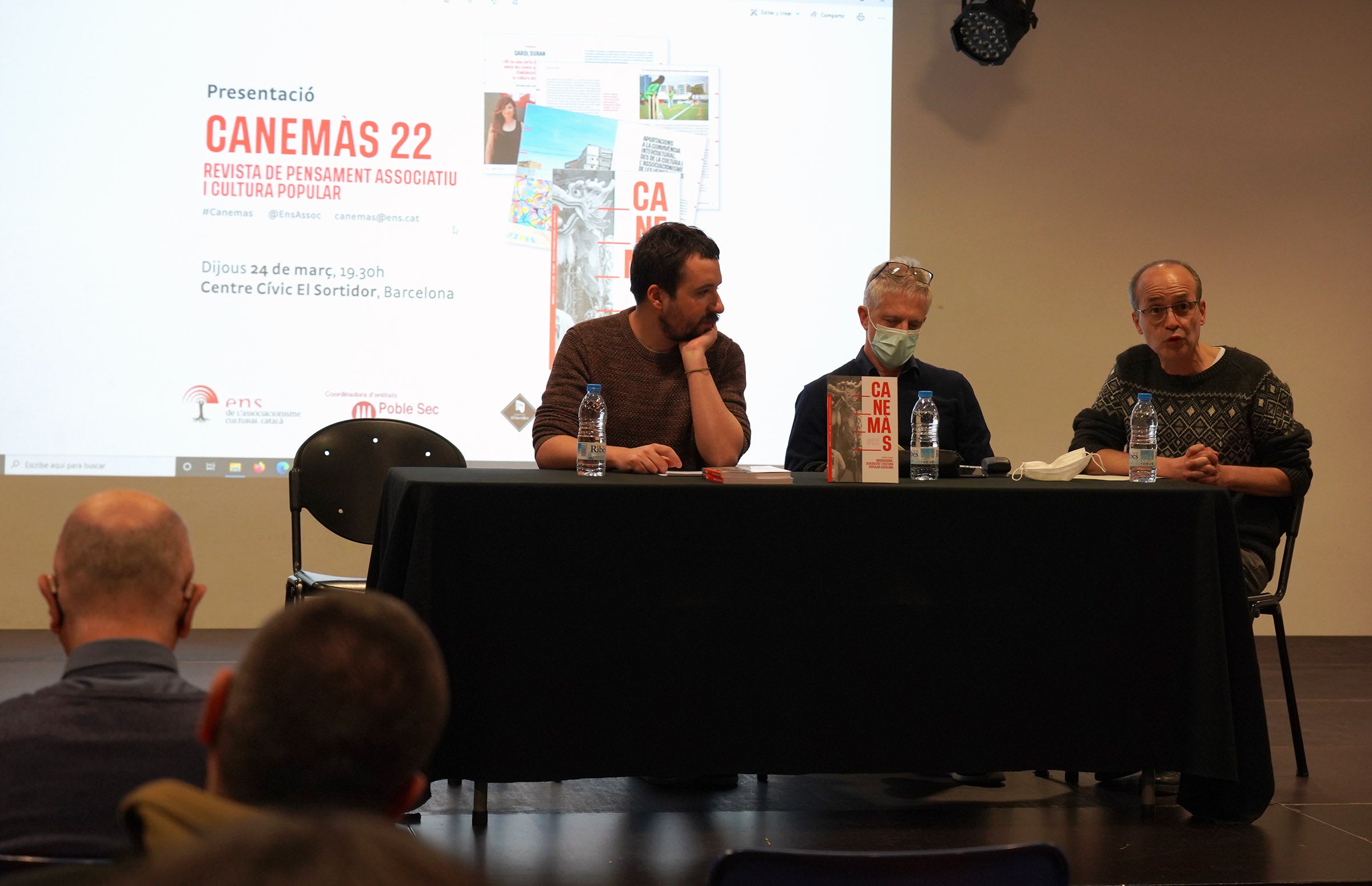 A la taula, Toni Serés i Oriol Cendra amb Guillem Carreras, moderador i editor del Canemàs