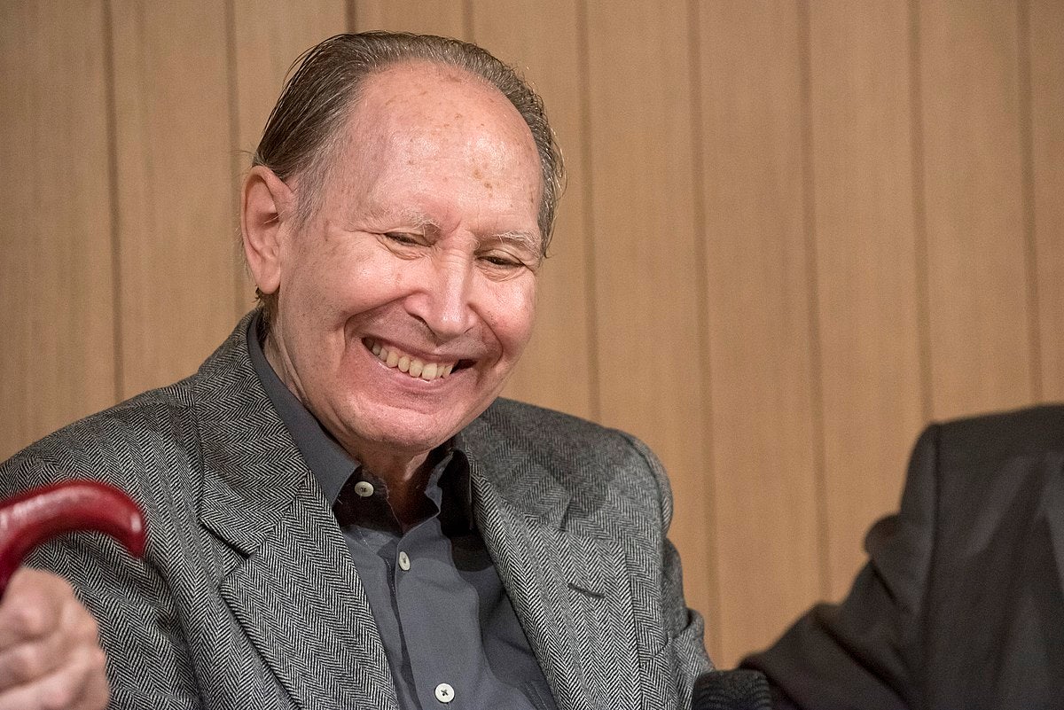 Josep Massot en rebre el Premi d'Honor de les Lletres Catalanes